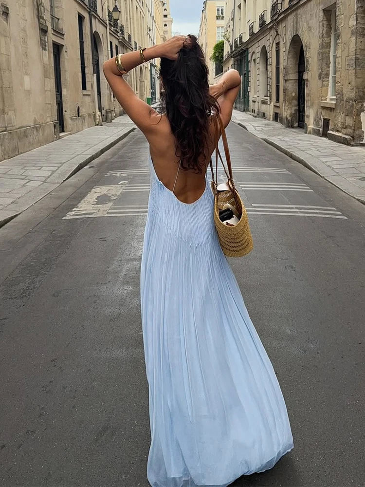 Vestido Comprido Plissado com Decote Halter e Costas Descobertas