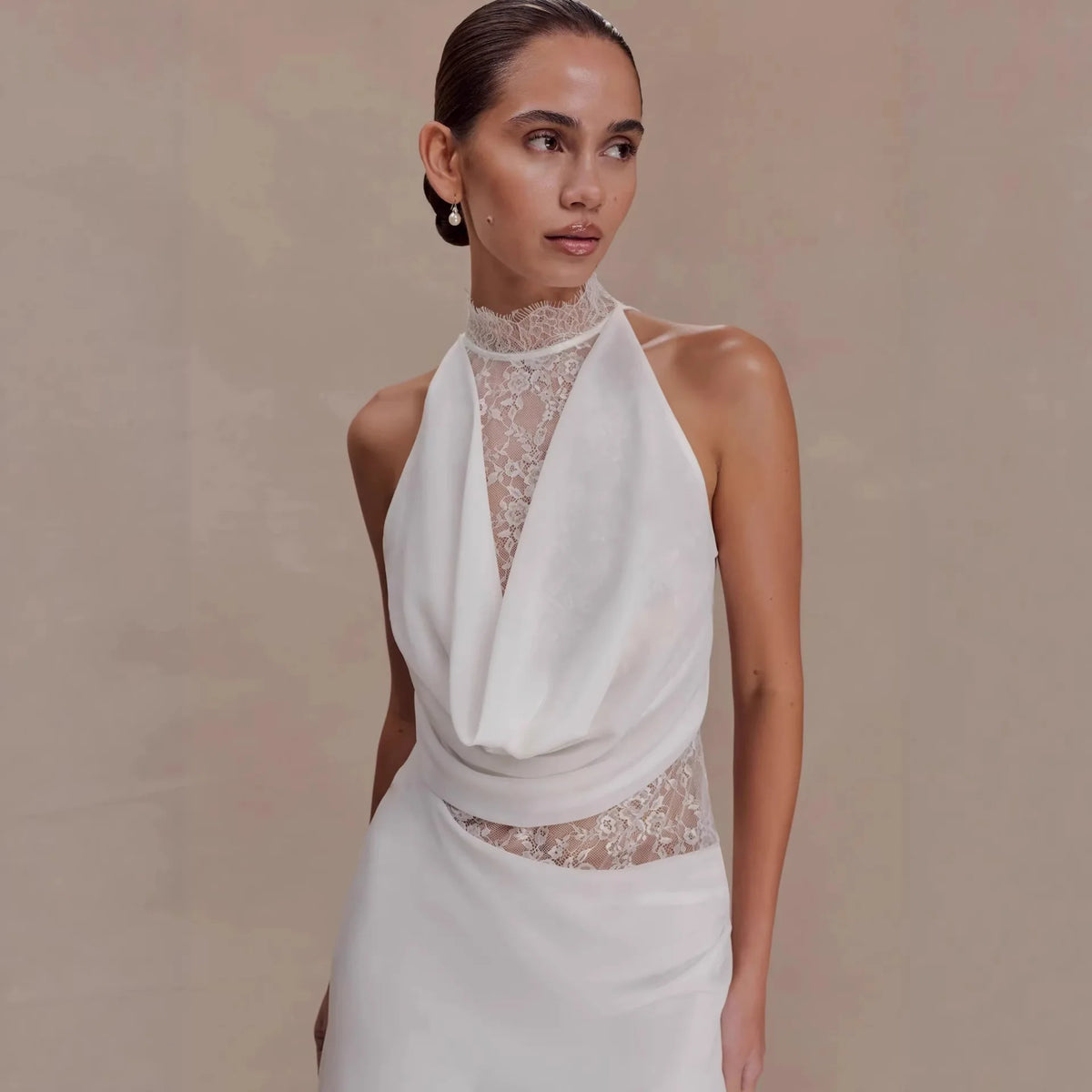 Vestido Curto Branco de Renda com Gola Alta