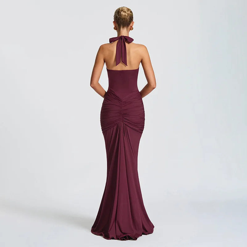 Vestido Comprido com Decote Halter e Costas Descobertas — Bordô