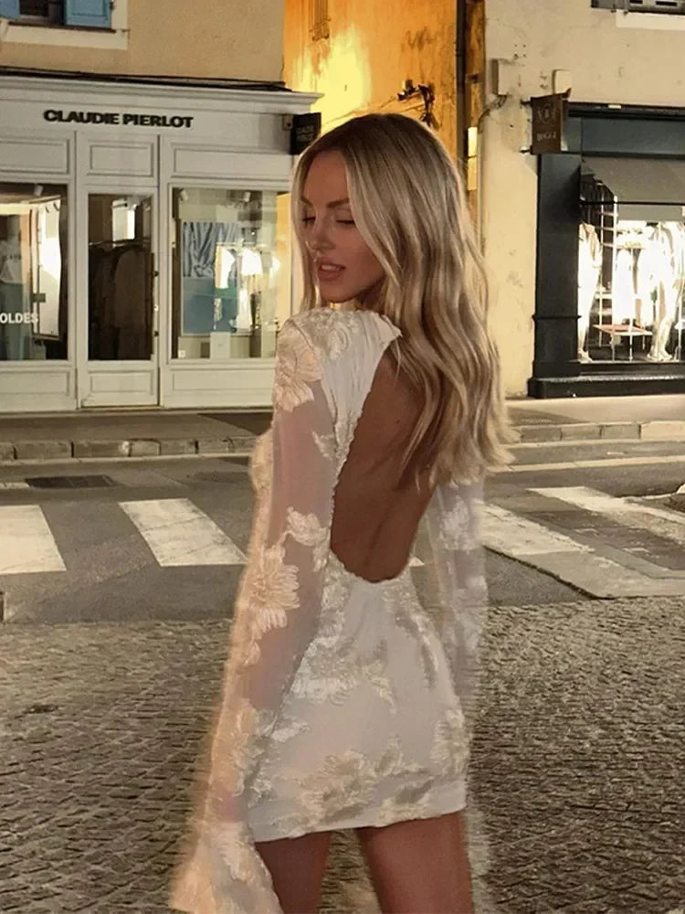 Vestido Curto Bordado com Costas Descobertas