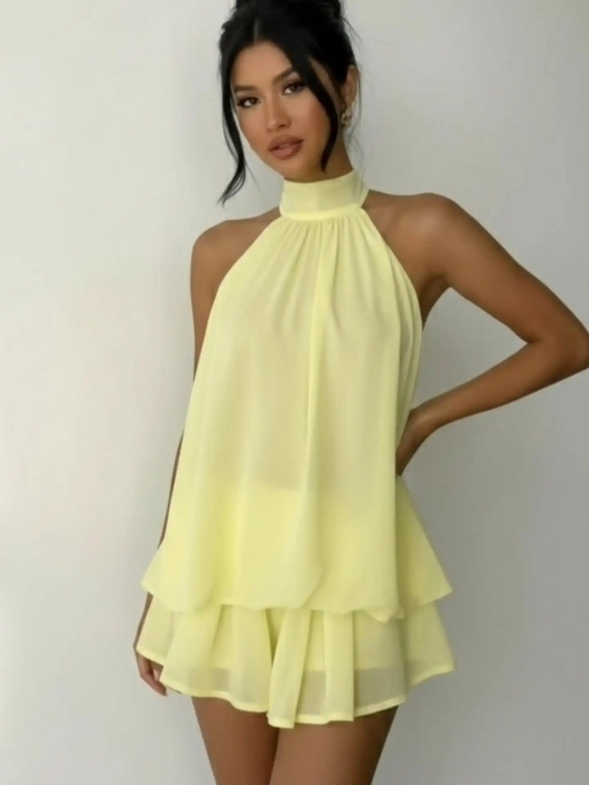 Vestido Curto de Chiffon com Decote Halter