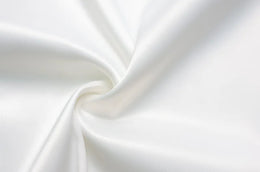 Vestido Comprido Branco de Cetim e Renda