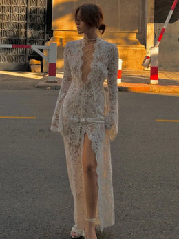 Vestido Comprido de Renda com Decote em V