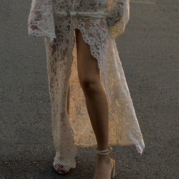 Vestido Comprido de Renda com Decote em V