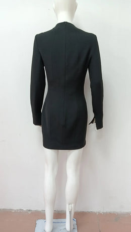 Vestido Curto com Recortes e Manga Comprida