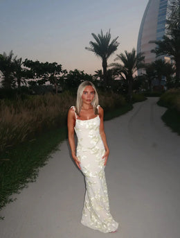 Vestido Curto Bordado com Costas Descobertas