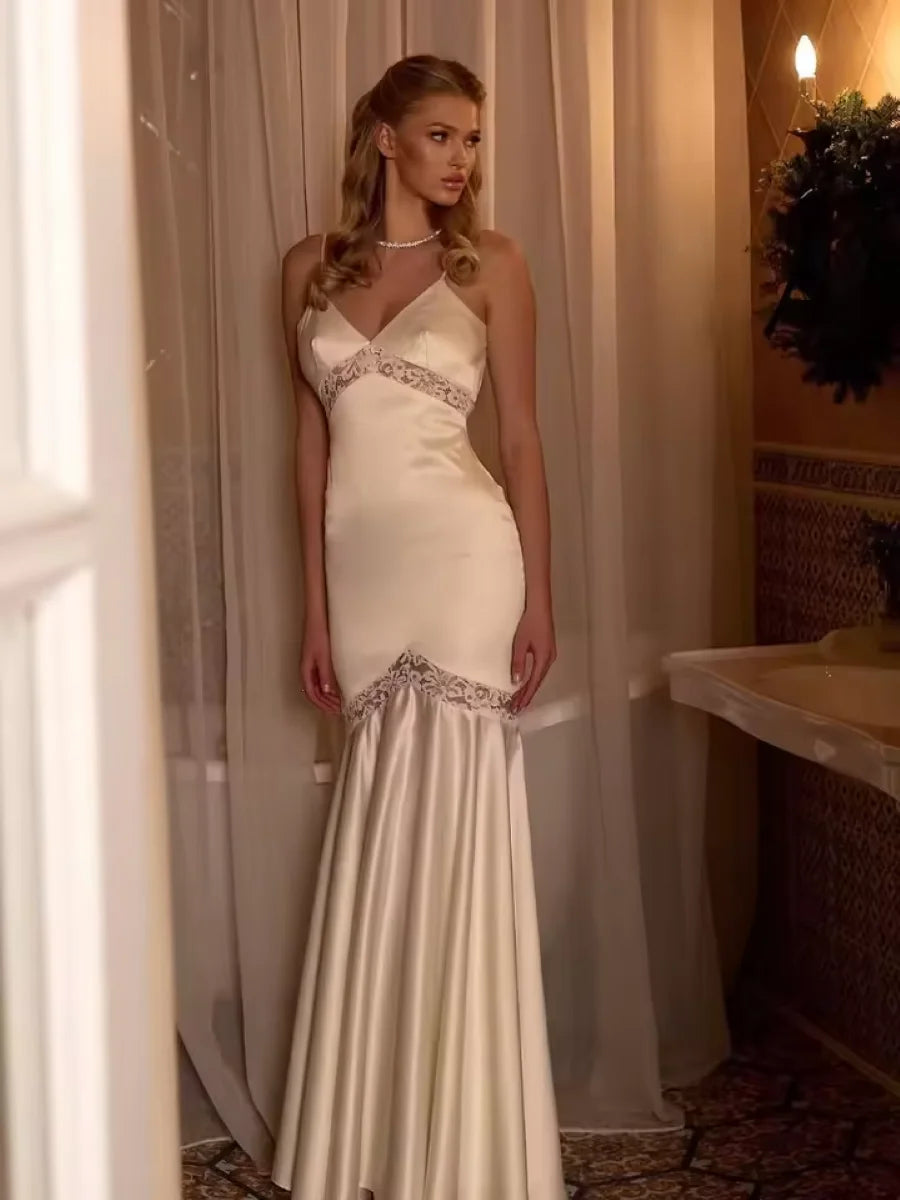 Vestido Comprido Branco de Cetim e Renda