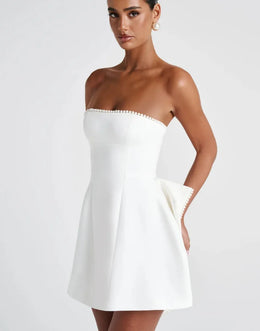 Vestido Curto com Laço de Pérolas e Costas Descobertas