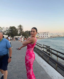 Vestido Curto Bordado com Costas Descobertas