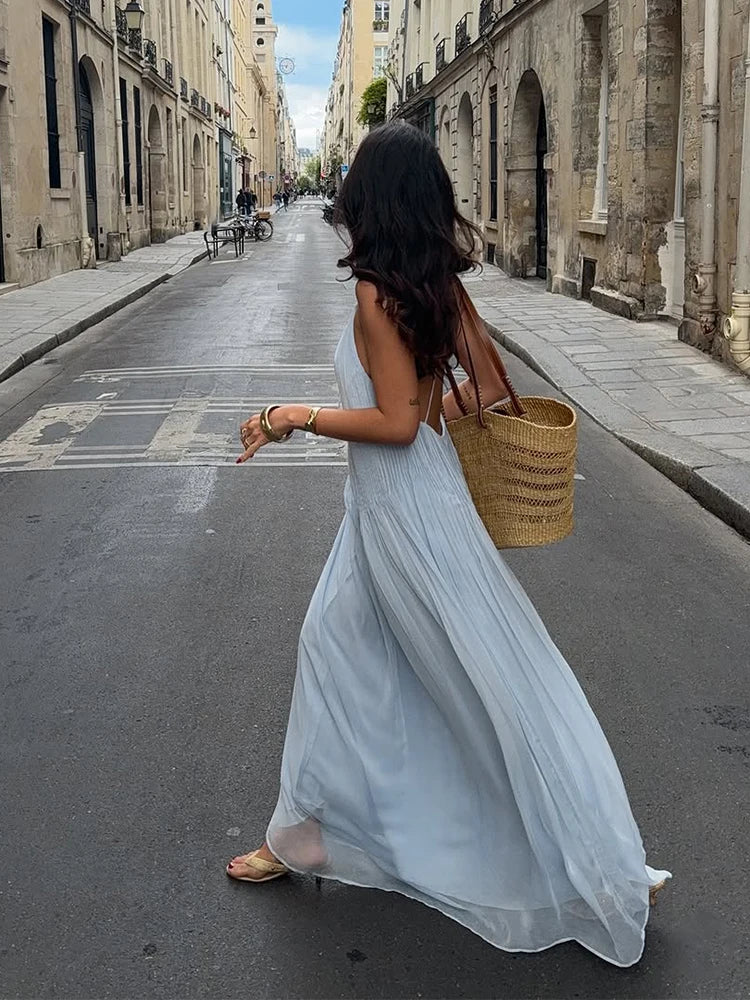 Vestido Comprido Plissado com Decote Halter e Costas Descobertas