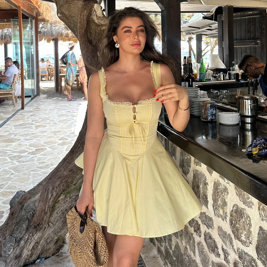 Vestido Curto com Corpete de Renda e Botões