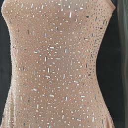 Vestido Curto com Brilho e Pedrarias