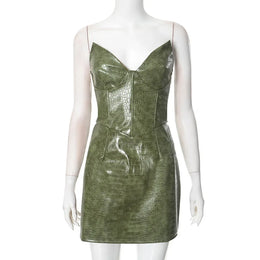 Vestido Curto com Efeito Couro e Decote sem Alças