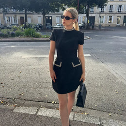 Vestido Curto em Tweed com Ombros Estruturados