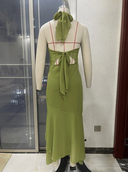 Vestido Comprido com Decote Halter, Folhos e Costas Descobertas