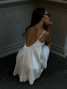 Vestido Curto de Cetim com Renda e Costas Descobertas
