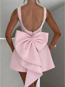 Vestido Curto com Laço de Pérolas e Costas Descobertas