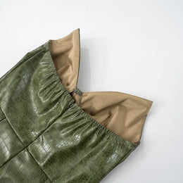 Vestido Curto com Efeito Couro e Decote sem Alças