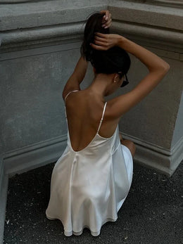 Vestido Curto de Cetim com Renda e Costas Descobertas