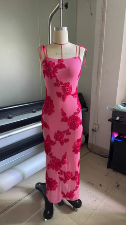 Vestido Curto Bordado com Costas Descobertas