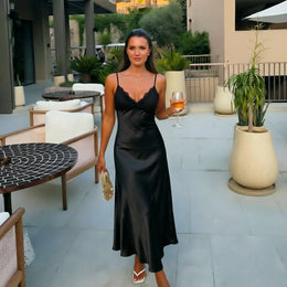 Vestido Comprido de Cetim com Renda