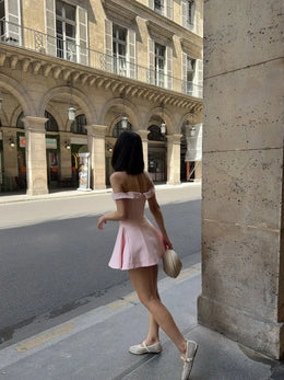 Vestido Curto Rosa de Ombros Descobertos