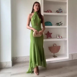 Vestido Comprido com Decote Halter, Folhos e Costas Descobertas