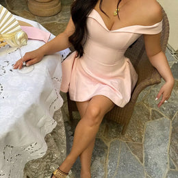 Vestido Curto Rosa de Ombros Descobertos
