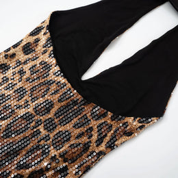 Vestido Curto com Lantejoulas e Decote em V