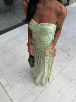 Vestido Comprido Bordado sem Alças