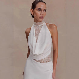 Vestido Curto Branco de Renda com Gola Alta