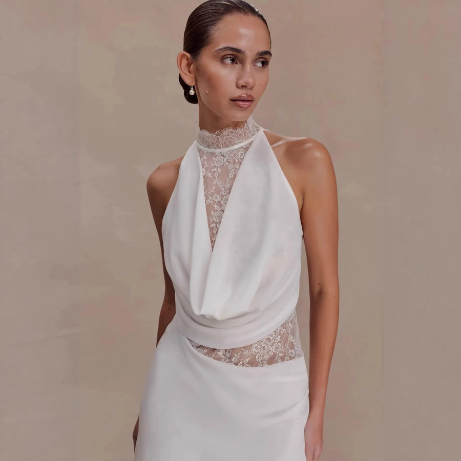 Vestido Curto Branco de Renda com Gola Alta