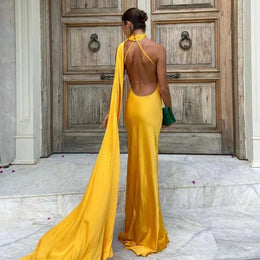 Vestido Comprido Acetinado com Costas Descobertas — Modelo Multicolorido