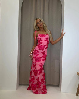Vestido Curto Bordado com Costas Descobertas