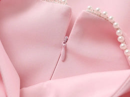 Vestido Curto com Laço de Pérolas e Costas Descobertas