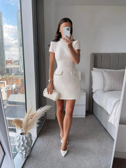 Vestido Curto em Tweed com Ombros Estruturados