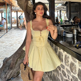 Vestido Curto com Corpete de Renda e Botões