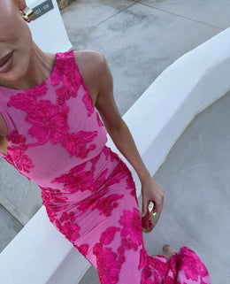 Vestido Curto Bordado com Costas Descobertas