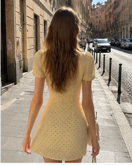 Vestido Curto de Bolas com Mangas Balão