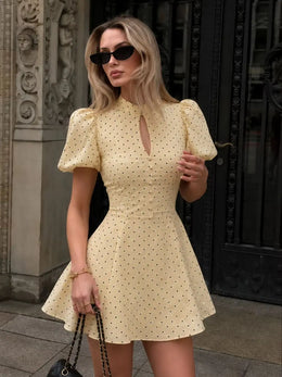 Vestido Curto de Bolas com Mangas Balão