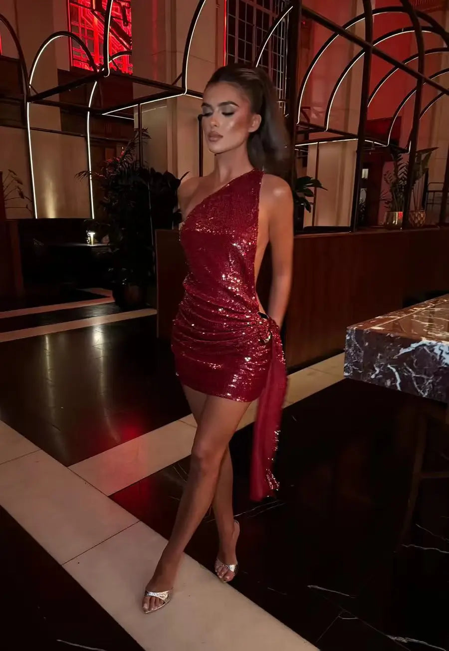 Vestido Curto com Lantejoulas e Decote de Um Ombro