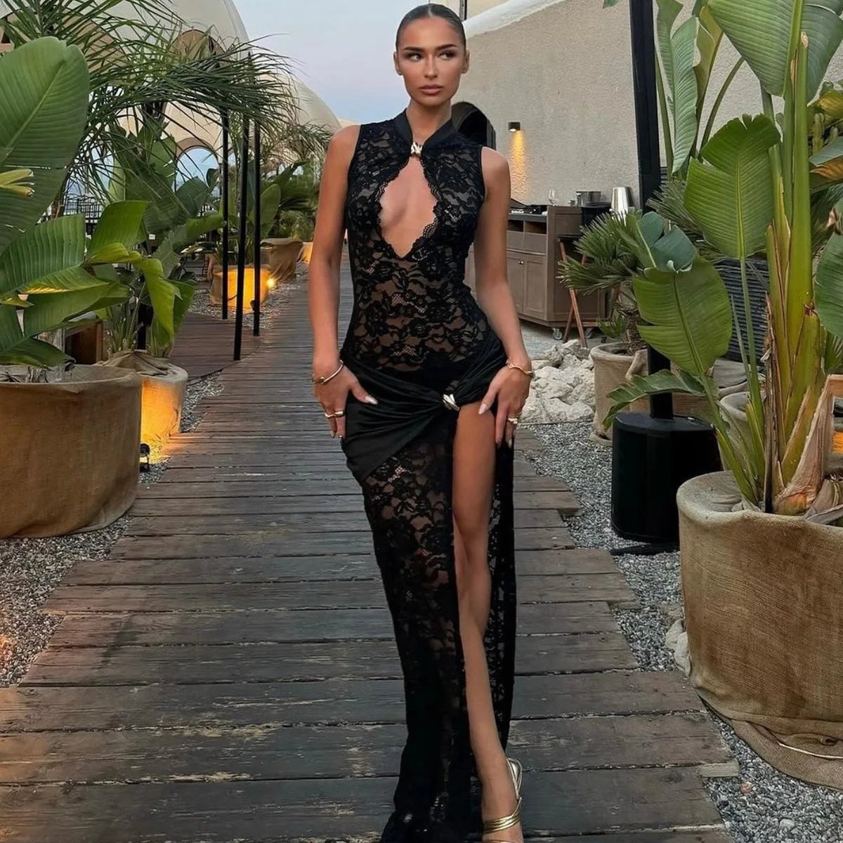 Vestido Comprido de Renda com Fenda Alta