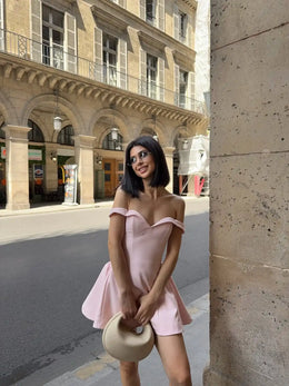 Vestido Curto Rosa de Ombros Descobertos