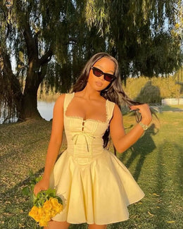 Vestido Curto com Corpete de Renda e Botões