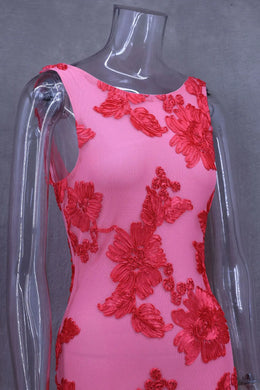 Vestido Curto Bordado com Costas Descobertas