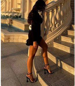 Vestido Curto com Laço e Recortes