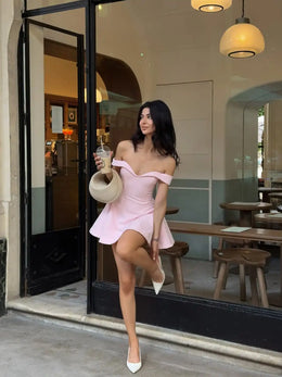 Vestido Curto Rosa de Ombros Descobertos