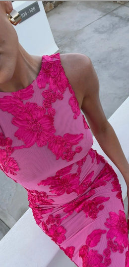 Vestido Curto Bordado com Costas Descobertas