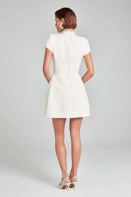 Vestido Curto em Tweed com Ombros Estruturados