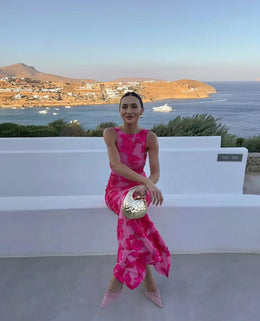 Vestido Curto Bordado com Costas Descobertas